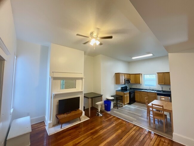 Building Photo - 128 E Waldburg St Unit 128 E. Waldburg Rental