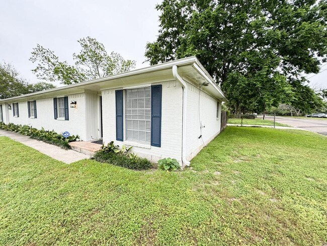 Photo - 301 E Park Ave