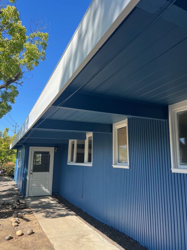 Building Photo - GORGEOUS 4 Bed/3 Bath Home *New Flooring* ...