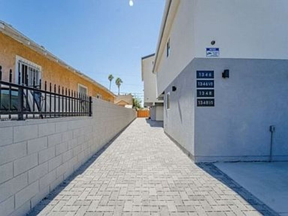 Photo - 1348-1348 E Vernon Ave Unit 1348.5