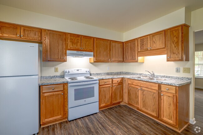 2BR, 1BA - 810SF - Kitchen - Hunters Glen