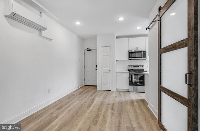 Building Photo - 2046 E Huntingdon St Unit 2F Rental