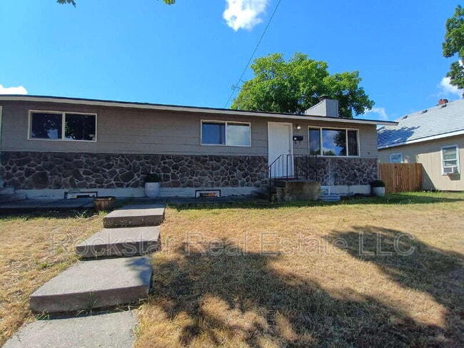 Building Photo - 702 E Bridgeport Ave