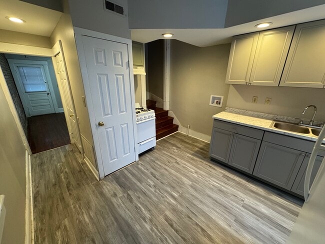 kitchen - 552 Bradley St Unit duplex