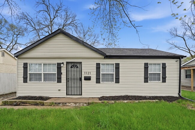 Building Photo - 3-Bedroom Home Minutes from Miller Beach & the Indiana Dunes