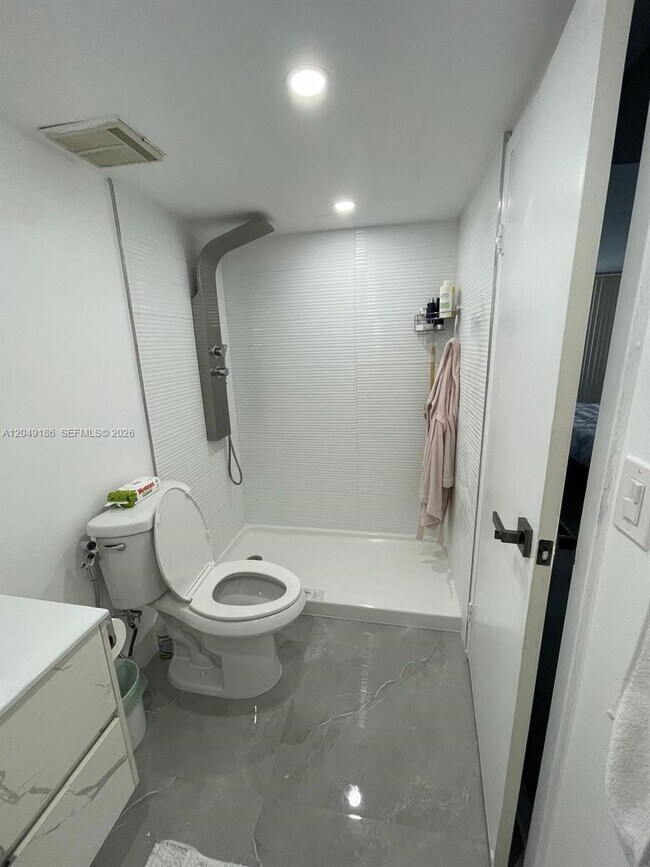 Photo - 7601 E Treasure Dr Unidad 1017