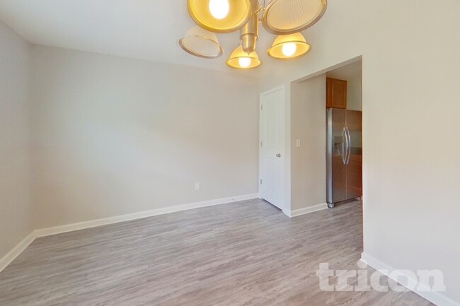 Photo - 304 Longfellows Ln