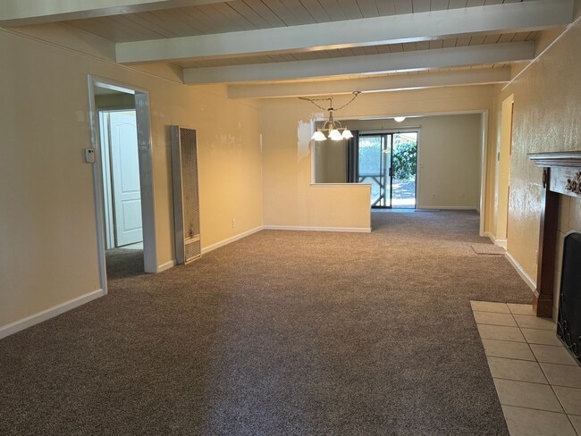 Photo - Large Three Bedroom Home with Two Bathrooms in Lincoln Village