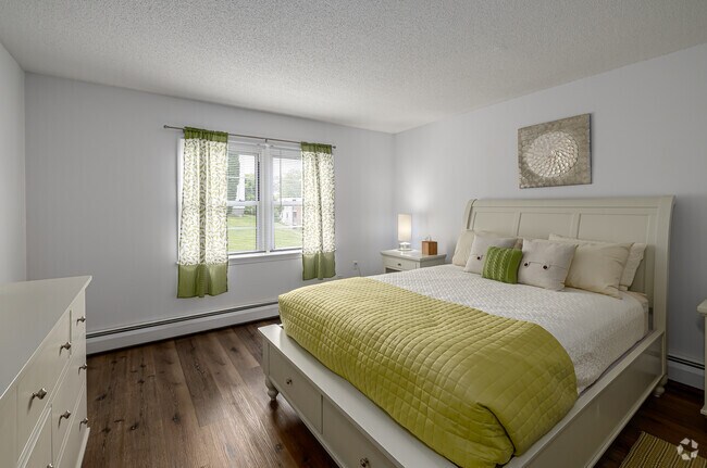 2BR, 1BA - 1,000SF - Bedroom