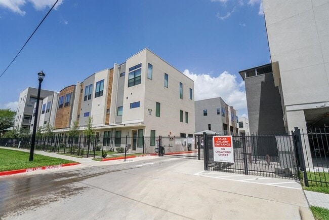 Building Photo - 2401 Crawford St Unit A112