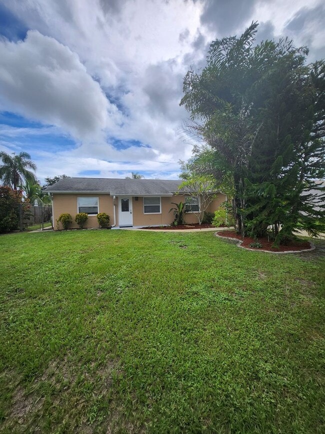 Building Photo - SO CUTE 3 BEDROOM HOME 2 BATH WITH ONE CAR...