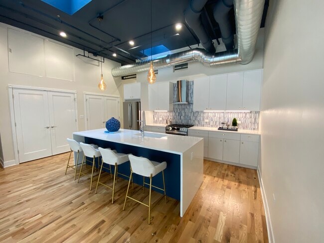 Building Photo - 326 N Michigan Ave Rental