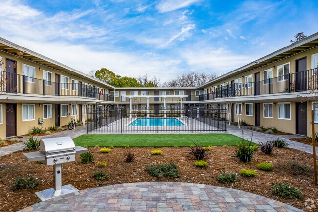 Patio - Royal Gardens Apartments