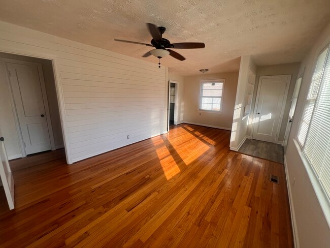 Building Photo - 3222 Barton St Rental