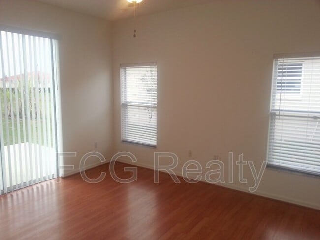 Photo - 373 Aldershot Ct