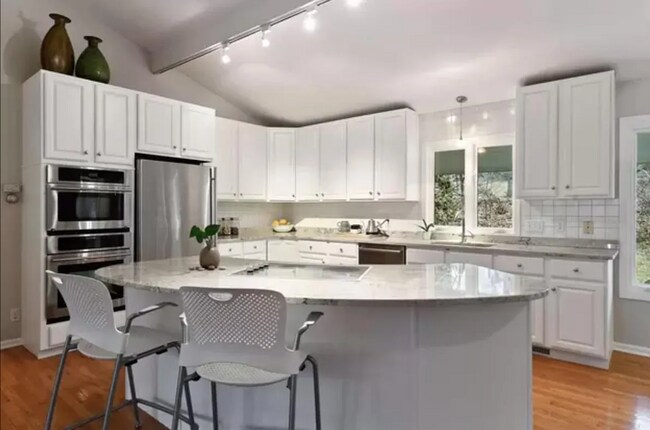 Kitchen - 20565 Linden Rd