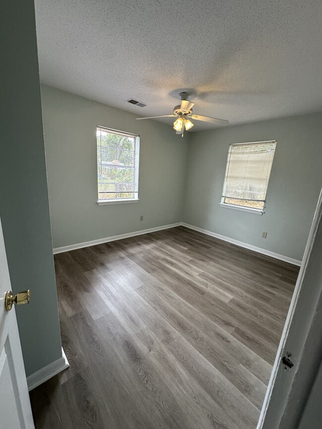 Photo - 906 Belleview Cir W