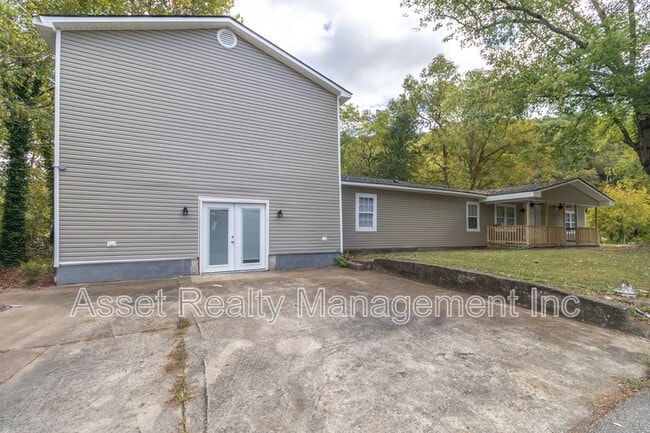 Photo - 770 Mahoney Rd