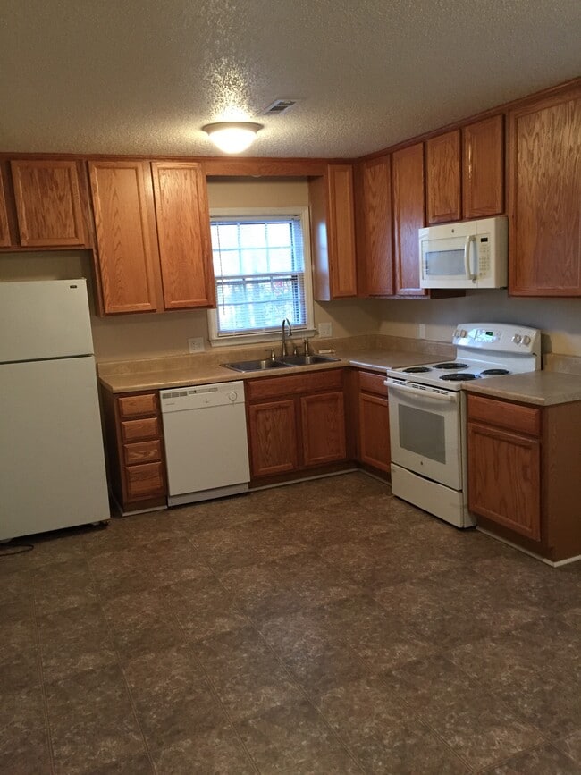 Photo - 105 E Circle Dr