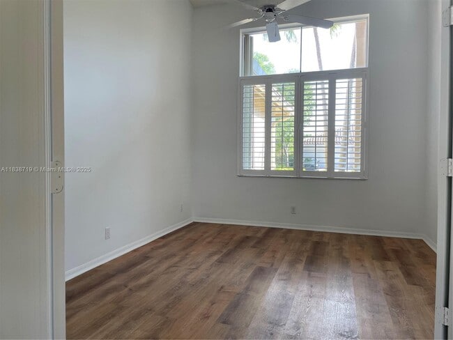 Photo - 785 Heron Rd