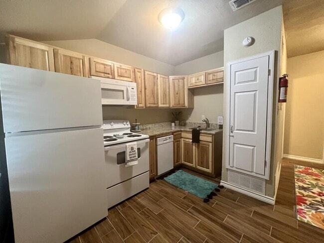 Building Photo - 1704 Fairfax Ave Rental