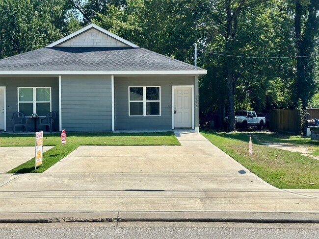 Photo - 500 Young St