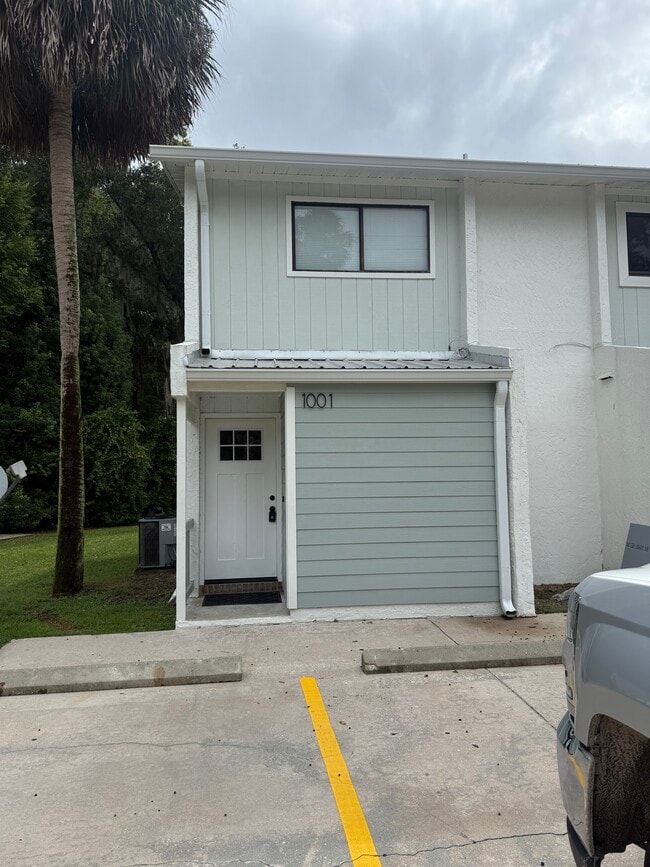 Building Photo - 1001 S 10th St Rental