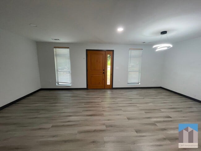 Photo - 185 Glenrose Cir SW