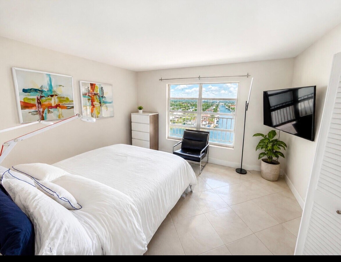 Photo - 1021 Hillsboro Mile Unit 1008