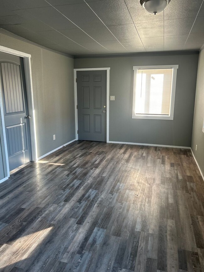 Photo - 3 bedroom house close to shopping.