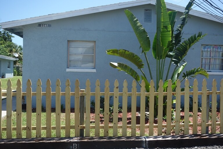 Foto principal - 2107 Washington St NE