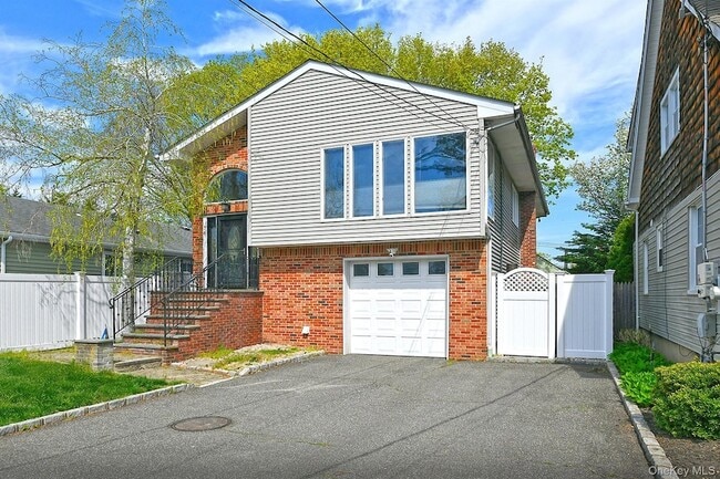 Photo - 76 E 12th St