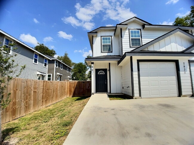 Building Photo - "Spacious 3-Bedroom Oasis with 2.5 Baths i... Unit 501