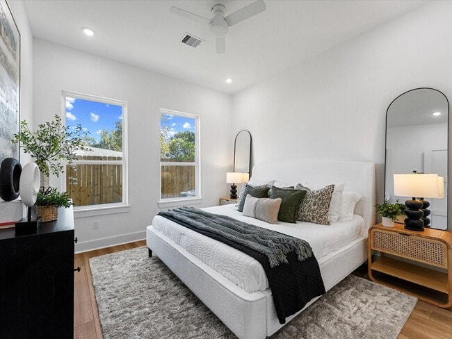 Photo - 8324 Williamsdell St