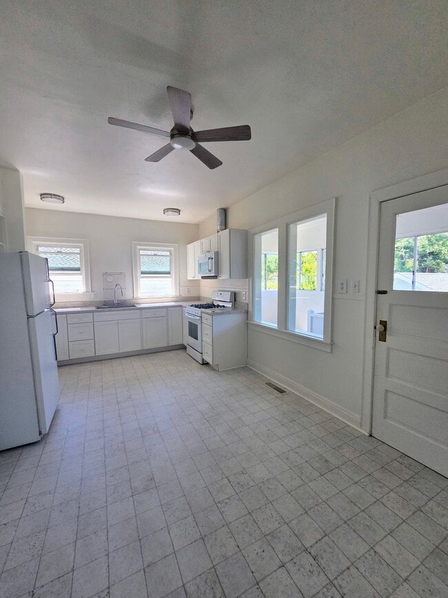 Photo - Charming Downtown Petaluma Gem - 3bed 1.5 Bath Available Now !