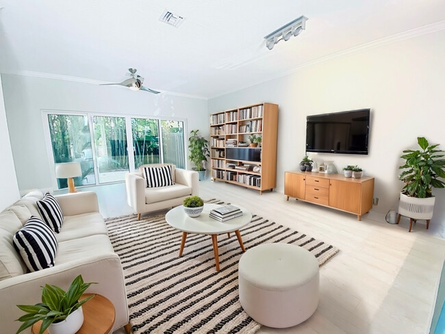 Photo - 835 NE 19th Ave Townhome