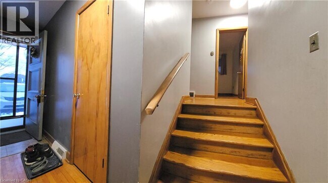 Photo - 730 Garth St