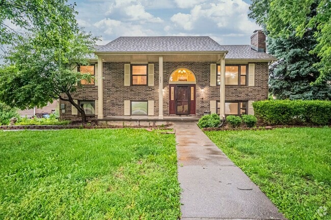 Building Photo - Beautiful Brick Front Home!
