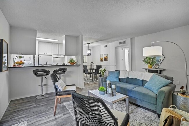 Building Photo - 1810 N Garrett-21909 Unit 21909 Rental