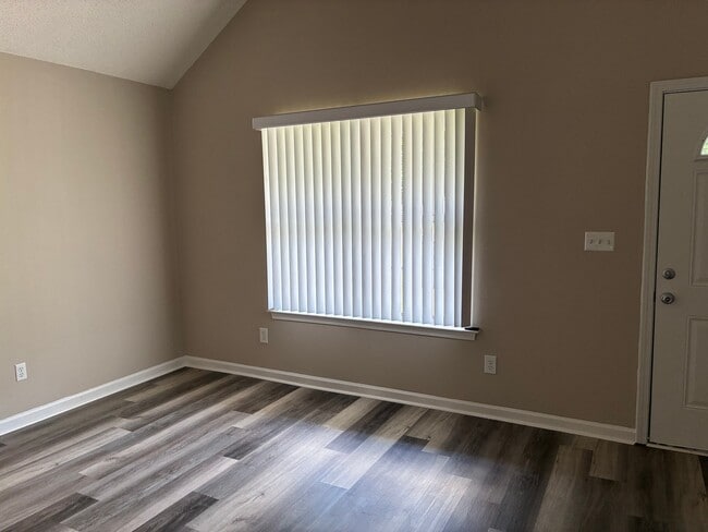 Photo - 301 Strawbridge Ln