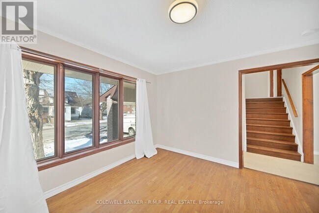 Photo - 60 Albert St S