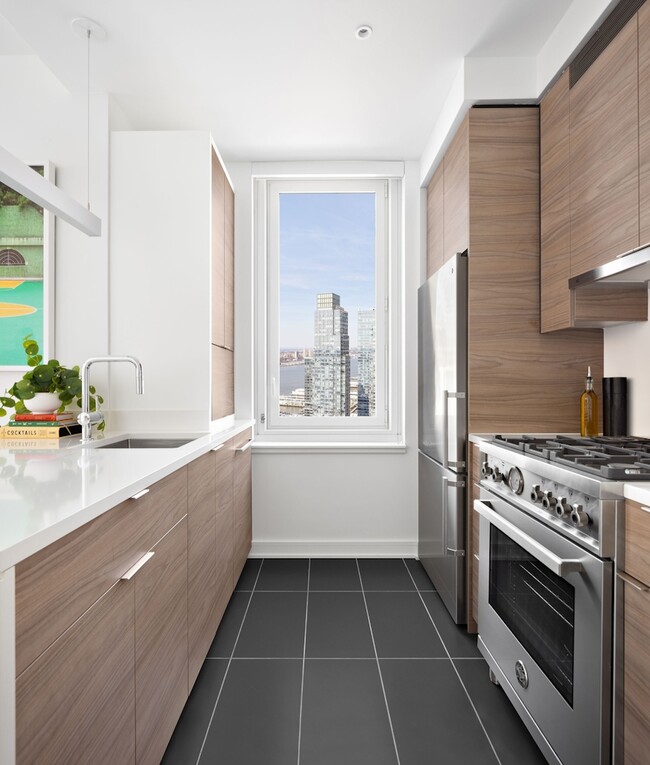Building Photo - 470 11th Ave Unit 904