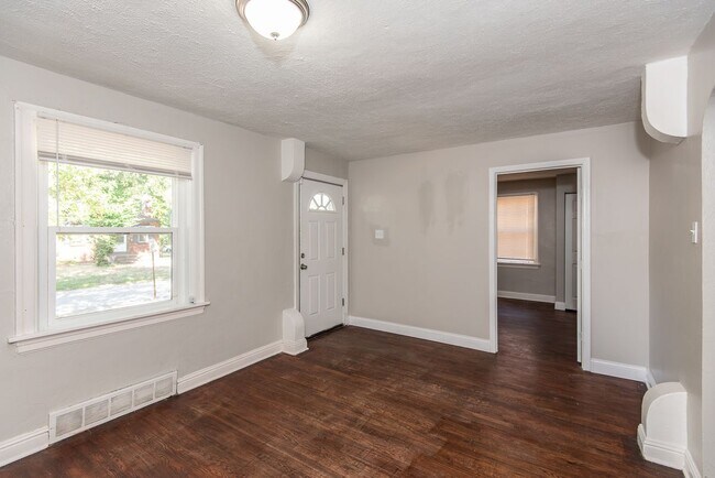 Photo - 320 Henquin Dr