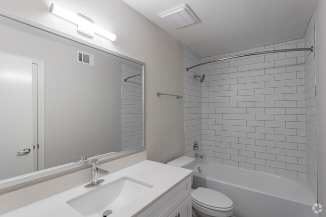 1BR, 1BA - 742SF - Bathroom