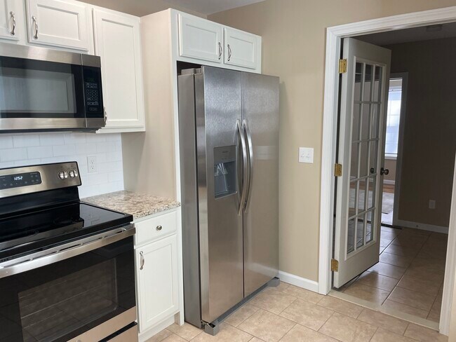 Stainless steel appliances - 447 Plumtree Rd