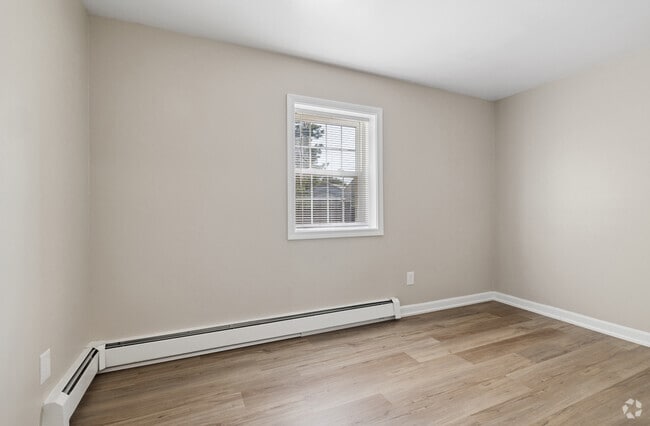 2BR, 1BA - 950SF - Bedroom