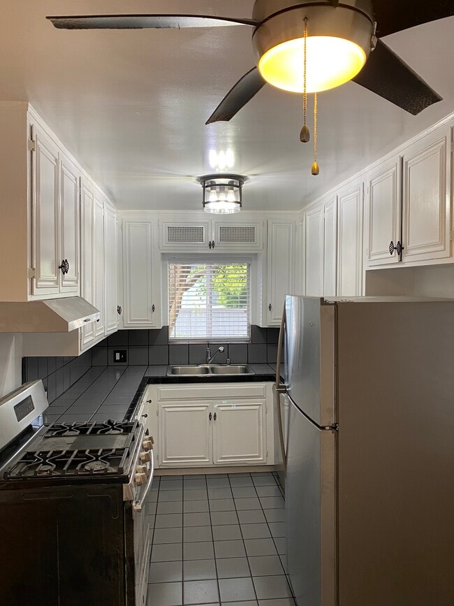 Kitchen - 20 20th Ave Unit A