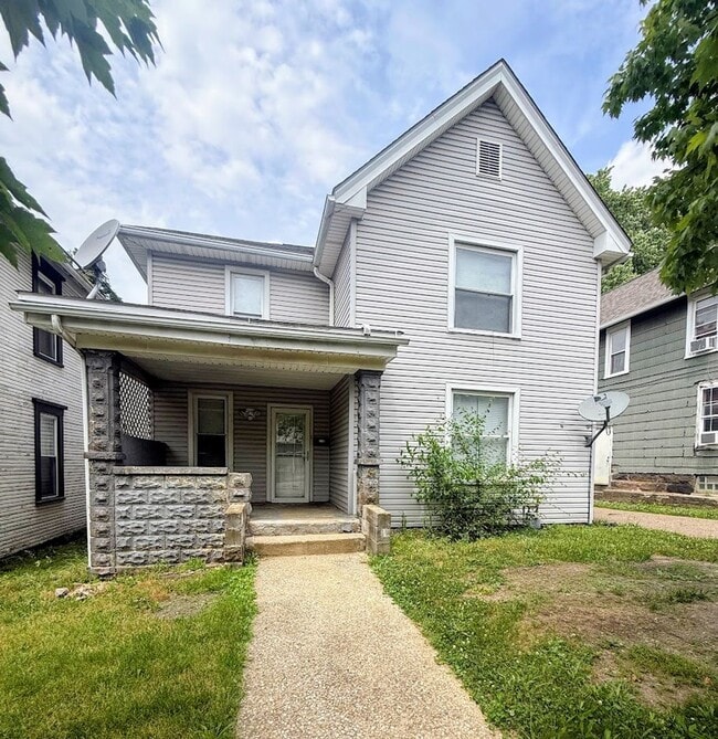 Building Photo - Three bedroom 1.5 bathroom home for rent