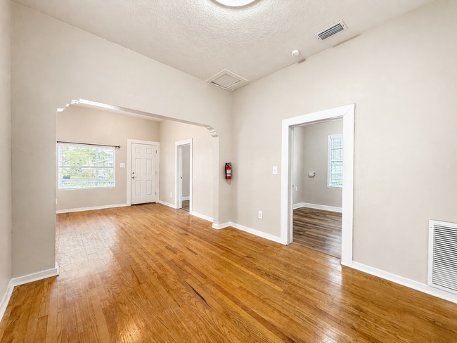 Photo - 2124 W Chestnut St