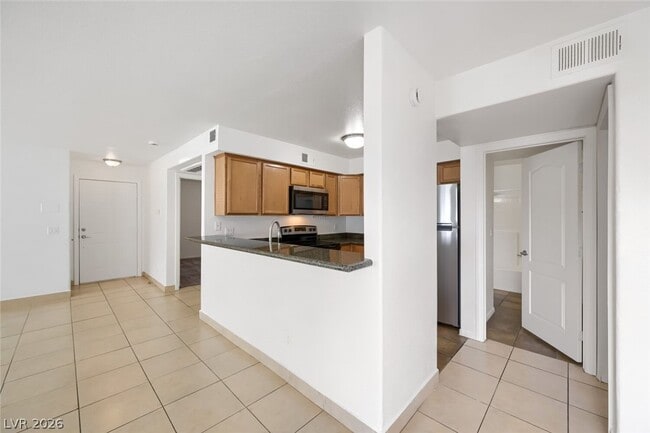 Building Photo - 9325 W Desert Inn Rd Unit 177